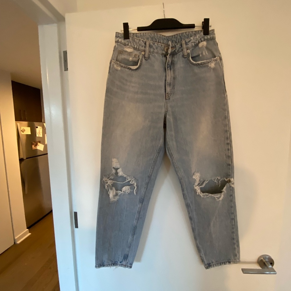 Destructed relaxed jean